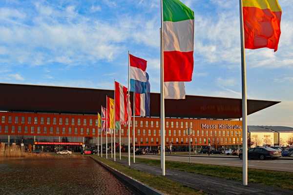 Internationale Flaggen wehen vor dem Gebäude der Messe Karlsruhe